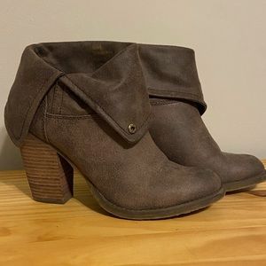 🍁Grey cuffed heeled ankle boots.